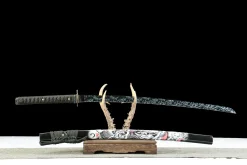 Alternative view of World's End - Handsmitt Katana av 1065 kolstål